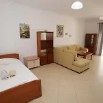 Petrit 2 * Sarandë